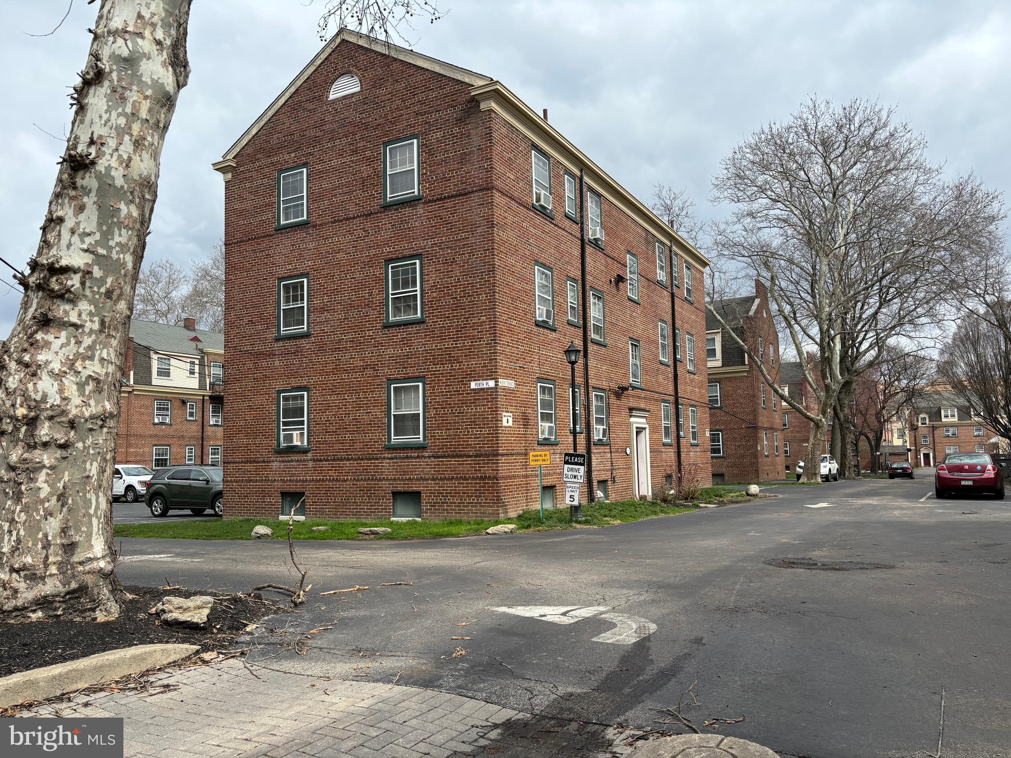676 PERTH PLACE #B