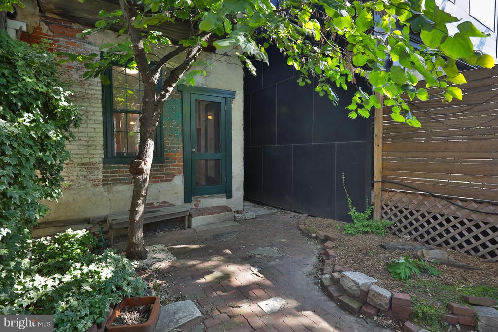 2224 CATHARINE STREET
