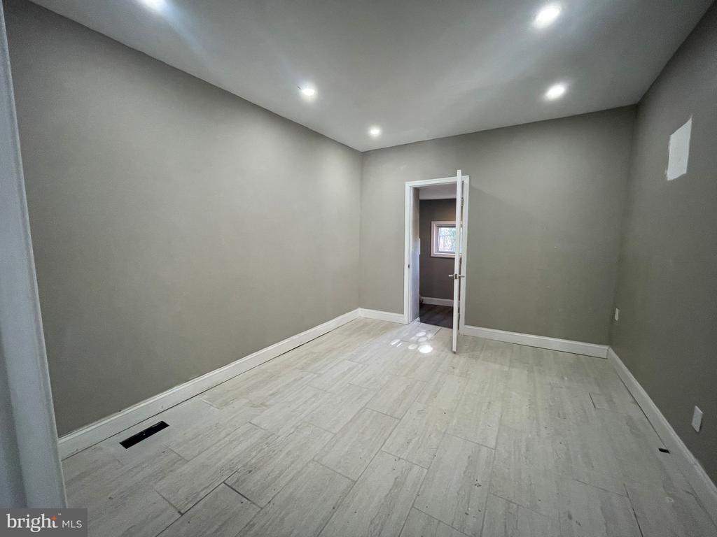 6142 LARCHWOOD AVENUE UNIT 1