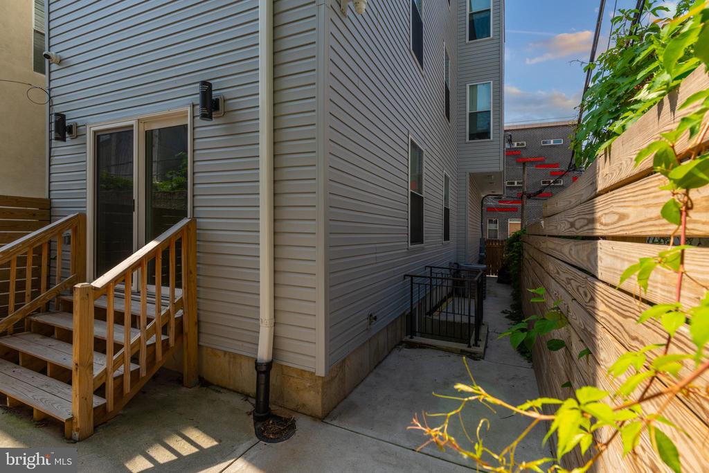 1633 SWAIN STREET 1
