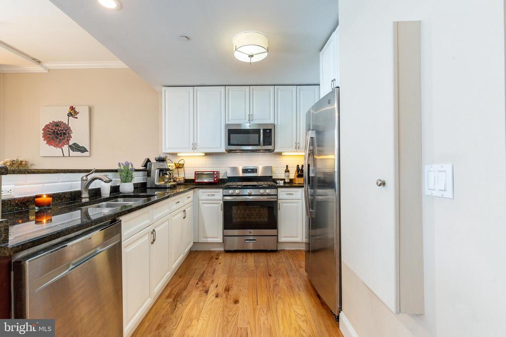 1900 HAMILTON STREET C6