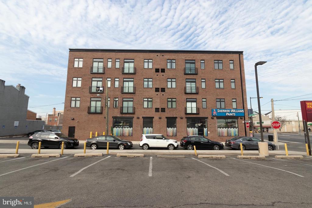 18 W GIRARD AVE 204
