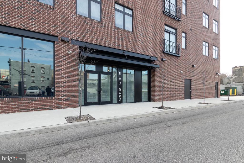 18 W GIRARD AVE 204