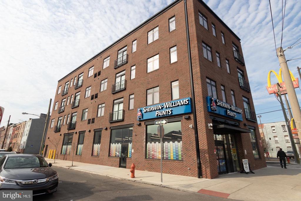 18 W GIRARD AVE 204