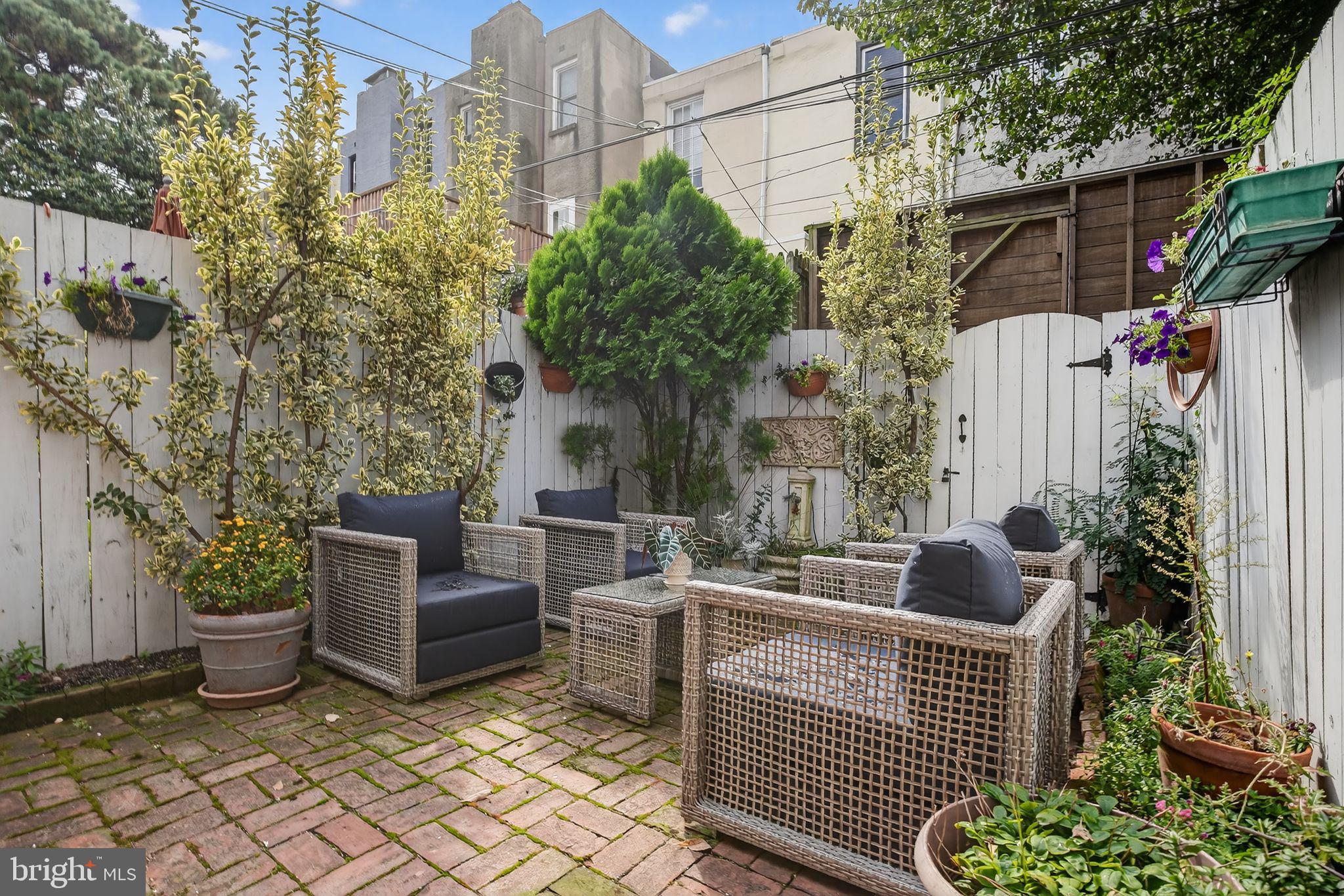 2424 LOMBARD STREET