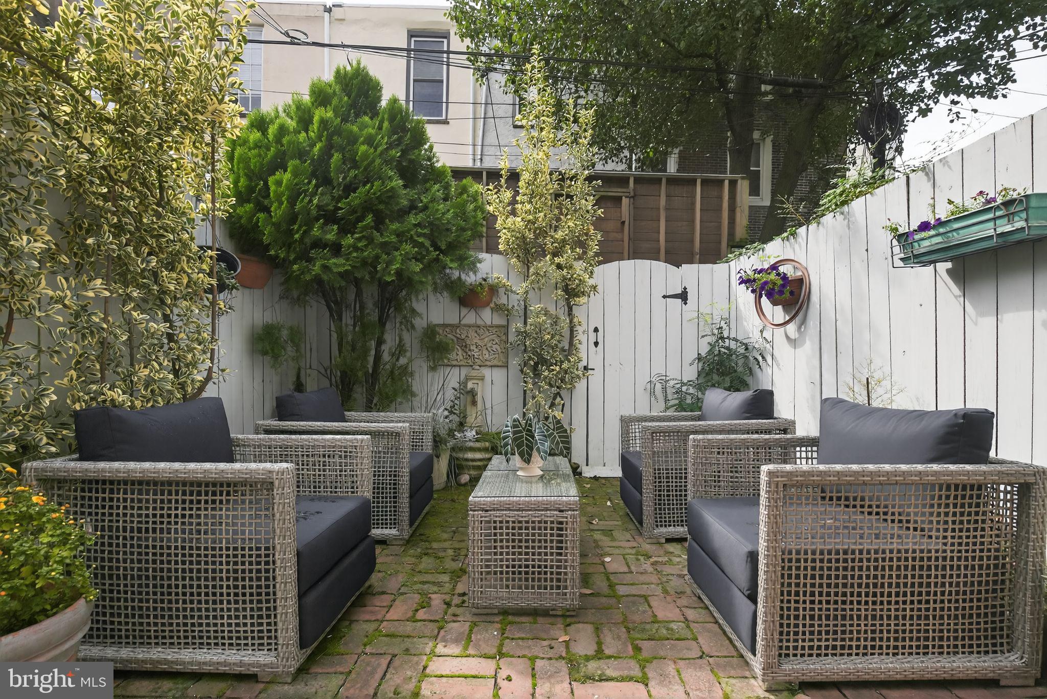 2424 LOMBARD STREET