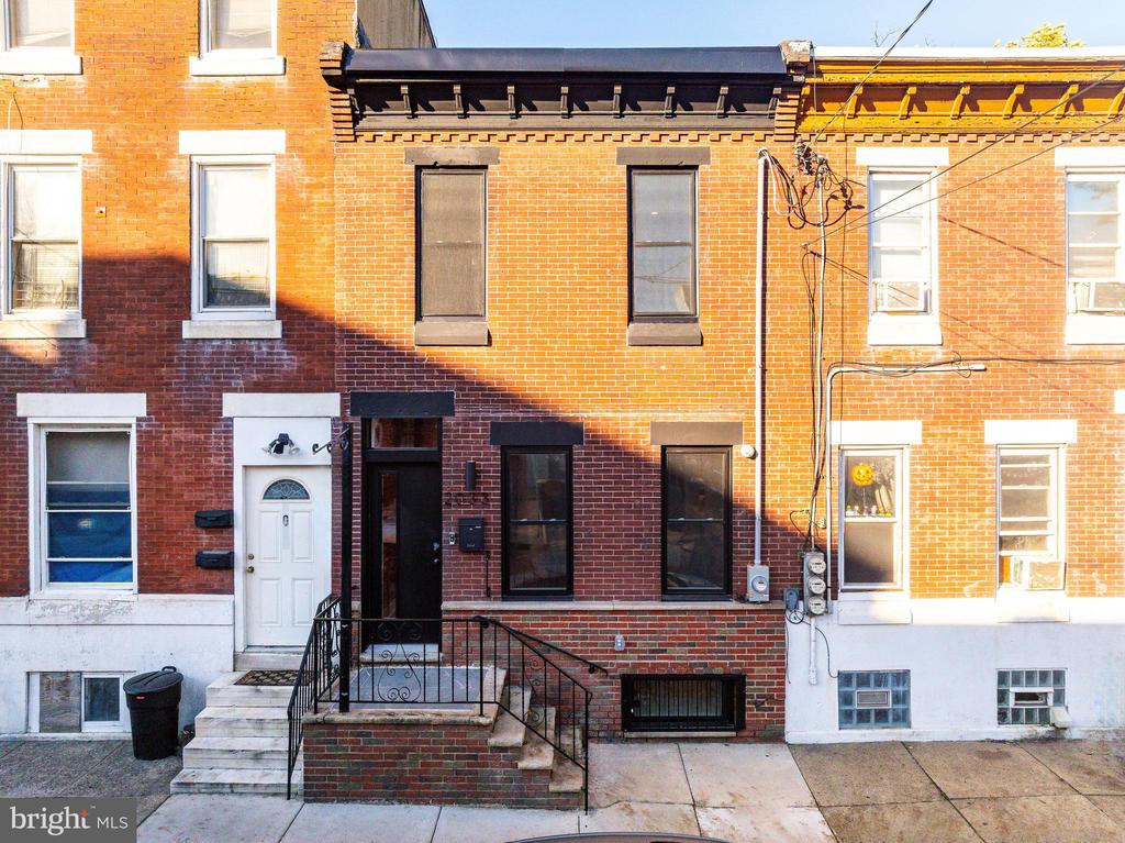2033 DICKINSON STREET
