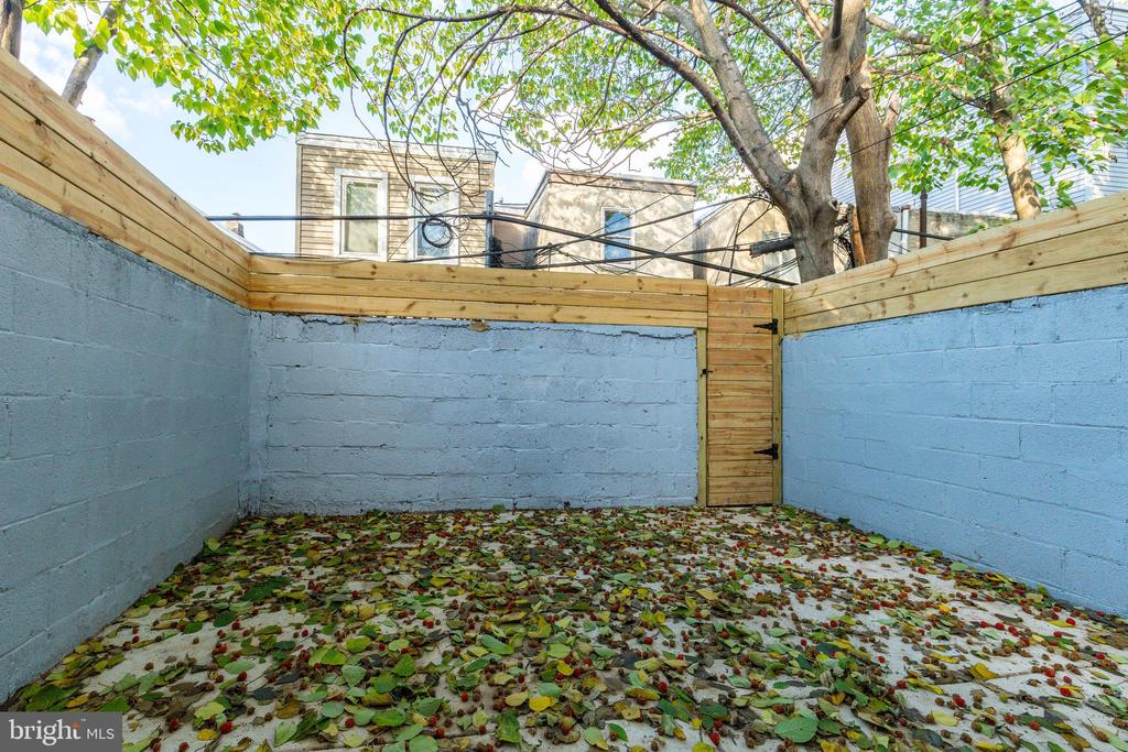 2033 DICKINSON STREET