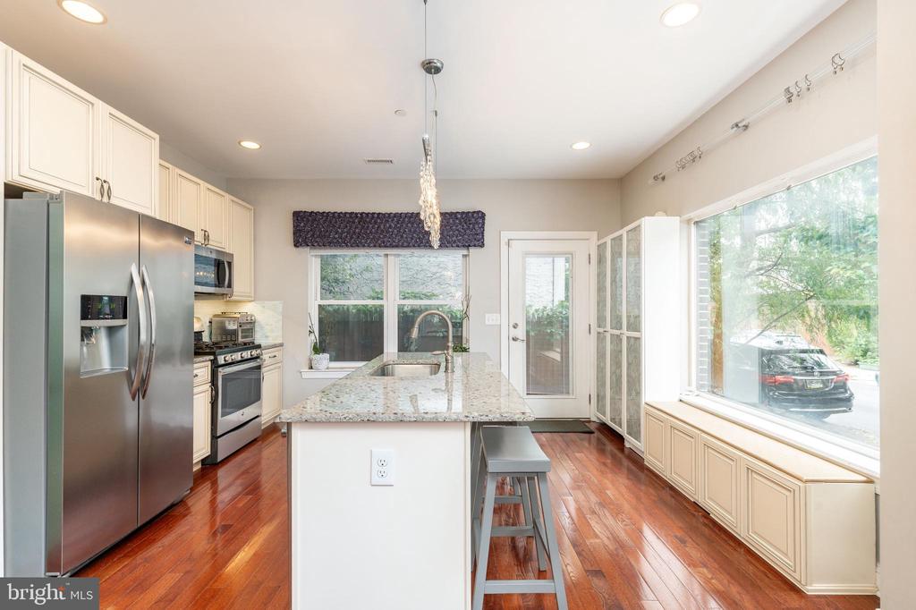165 W THOMPSON STREET