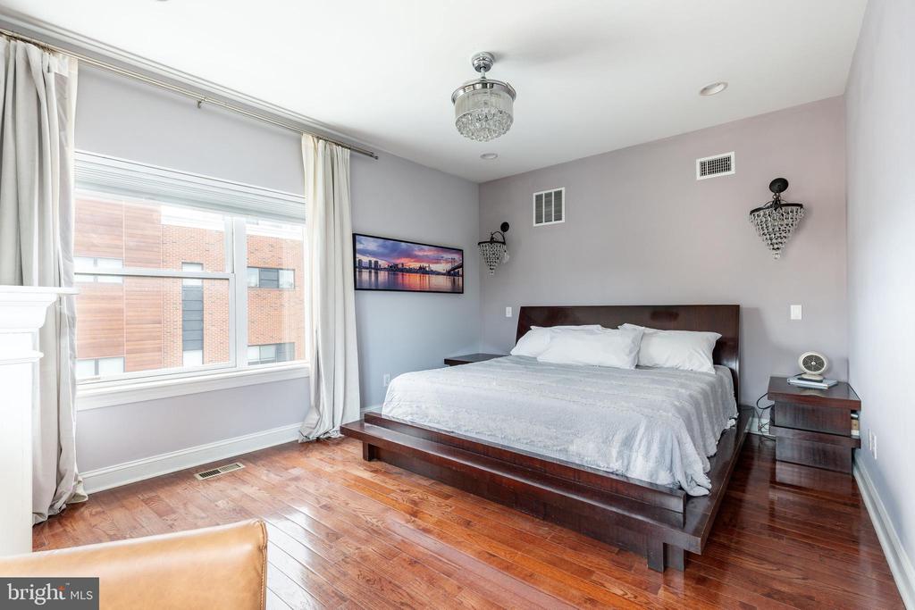 165 W THOMPSON STREET