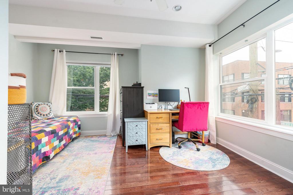165 W THOMPSON STREET
