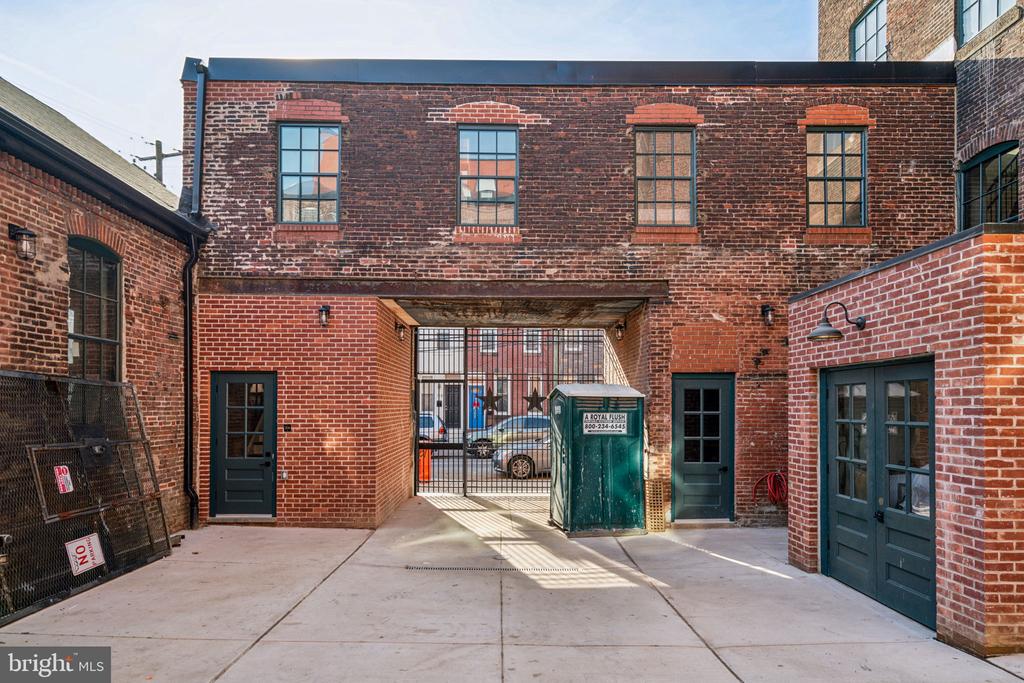 1801 N HOWARD STREET Unit: 207
