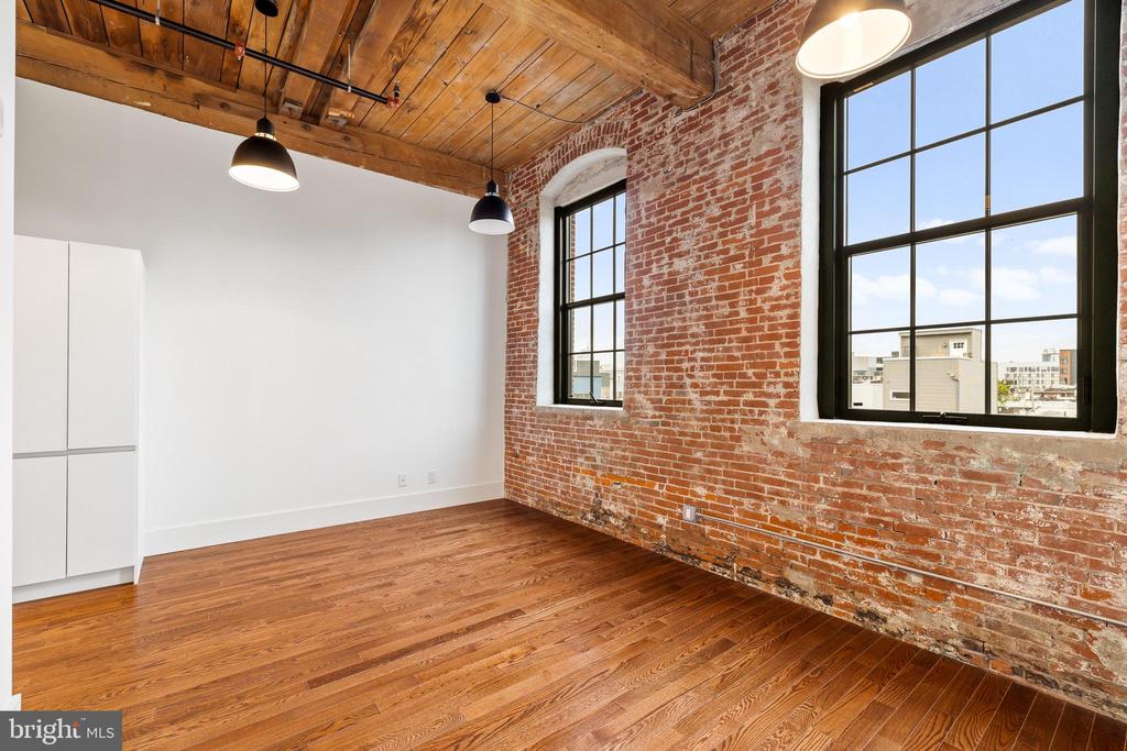 1801 N HOWARD STREET Unit: 207