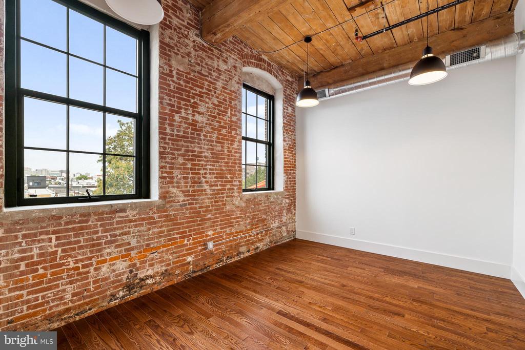 1801 N HOWARD STREET Unit: 207
