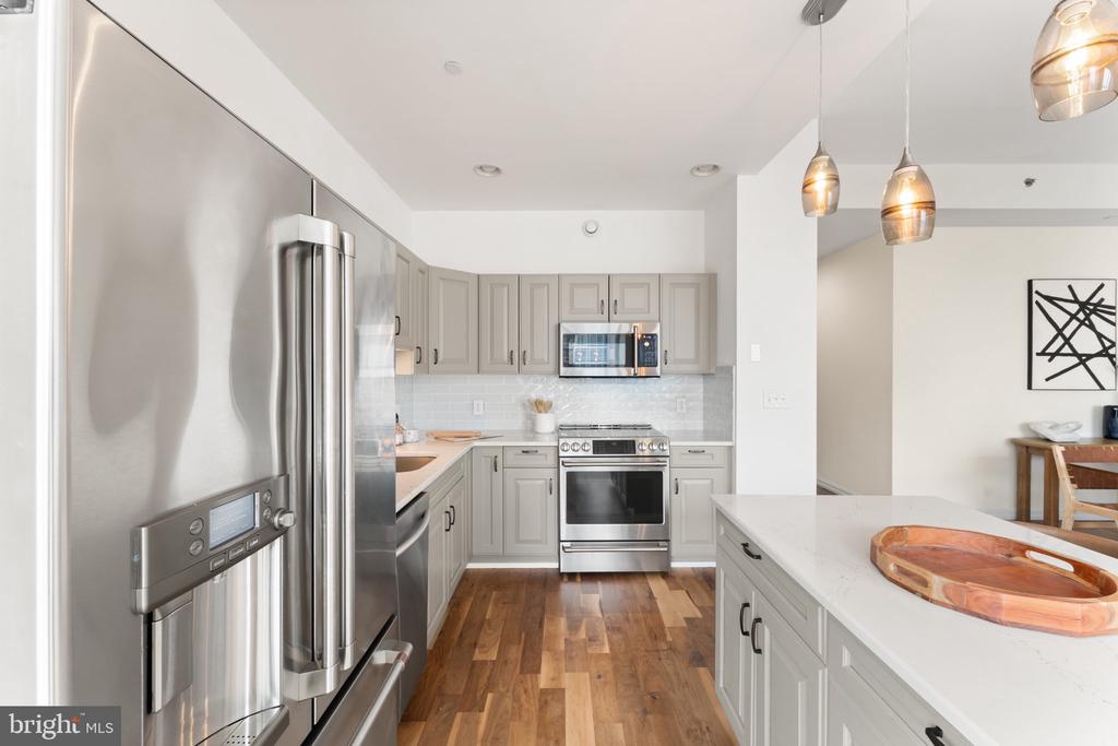 901 N PENN STREET Unit: R2003