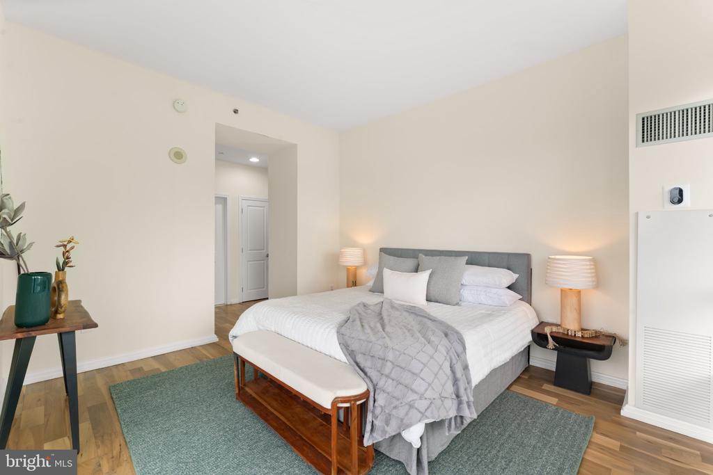 901 N PENN STREET Unit: R2003