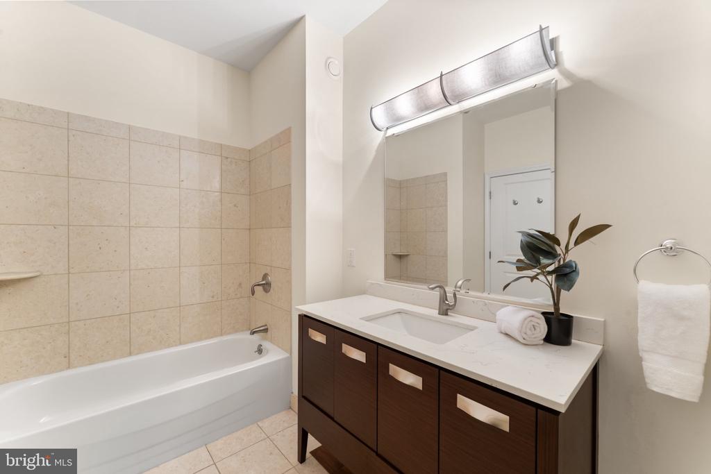 901 N PENN STREET Unit: R2003