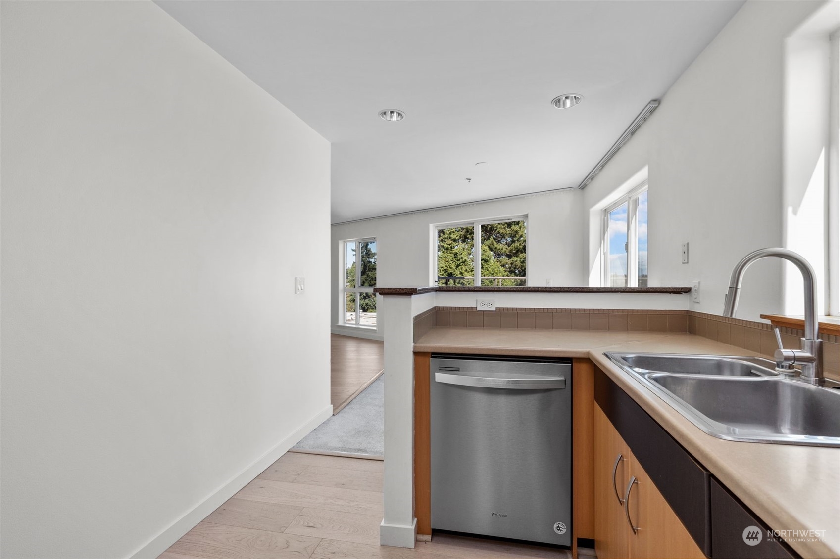 4020 Aurora Avenue N Unit: 414