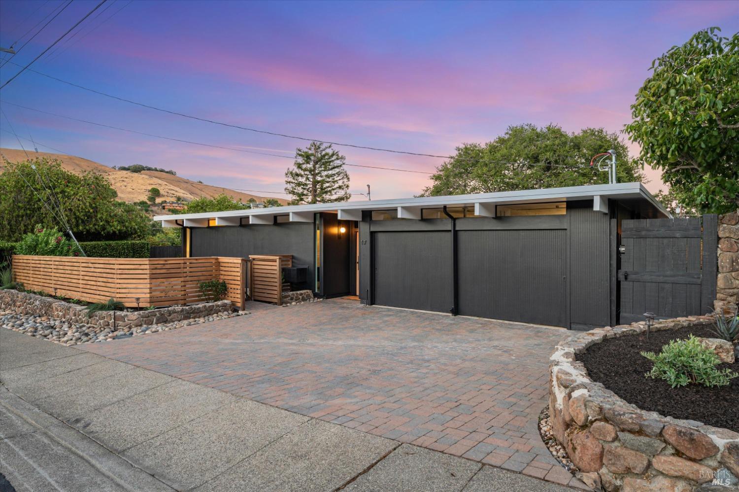 17 Serra Way