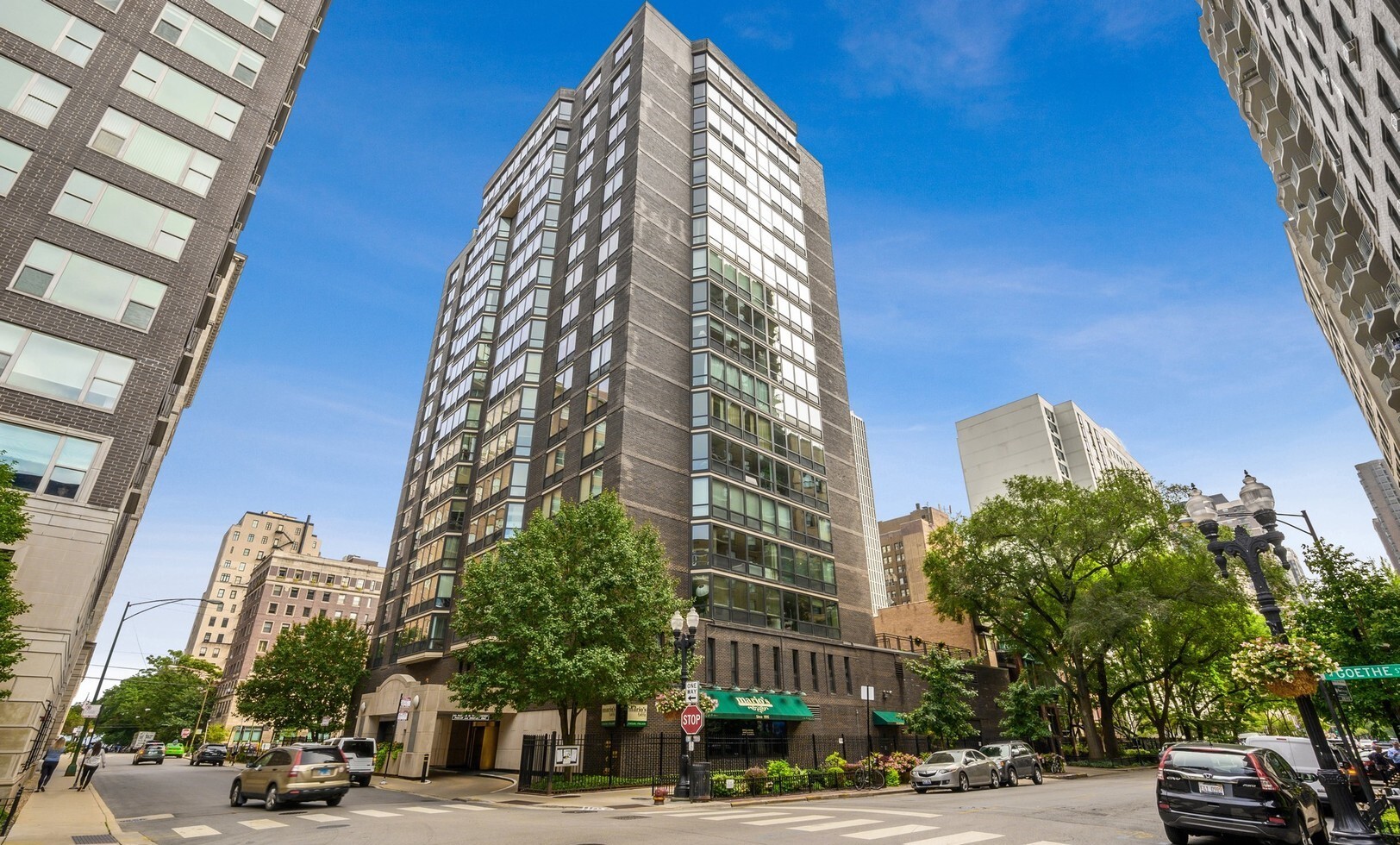 21 W Goethe Street Unit: 9C