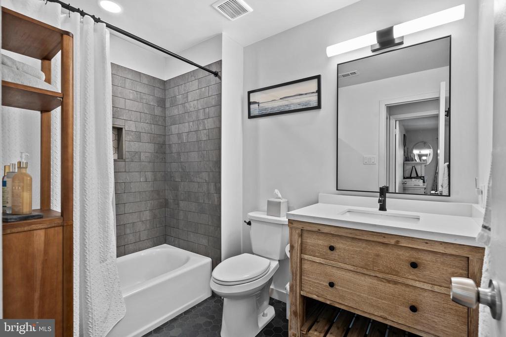 1208B YARMOUTH LANE