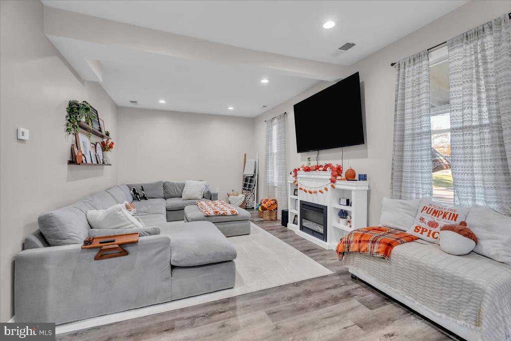 604 LIPPINCOTT AVENUE