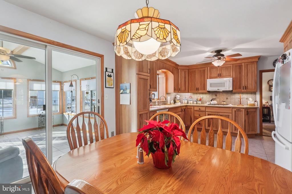 2431 MISTLETOE LANE