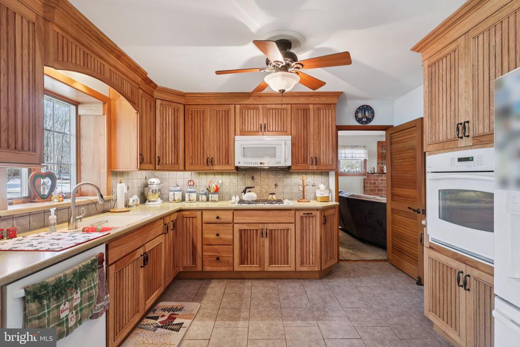 2431 MISTLETOE LANE