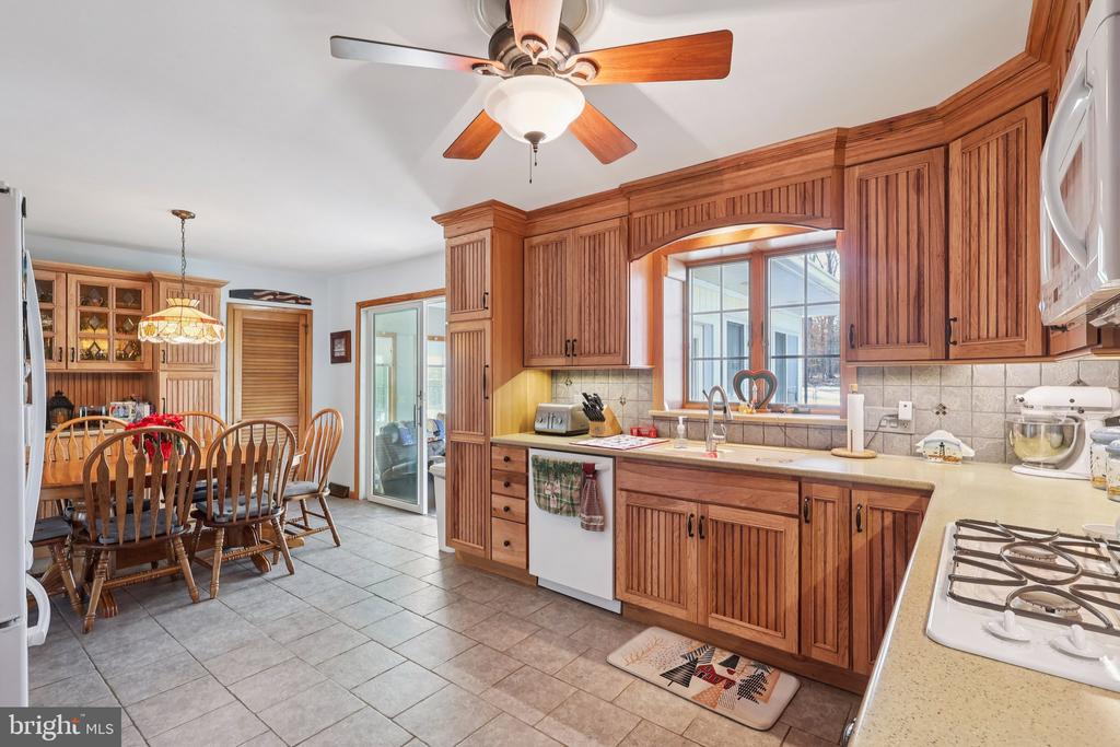 2431 MISTLETOE LANE