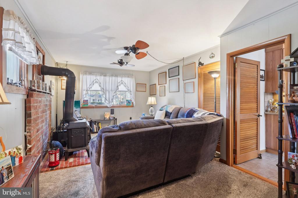 2431 MISTLETOE LANE