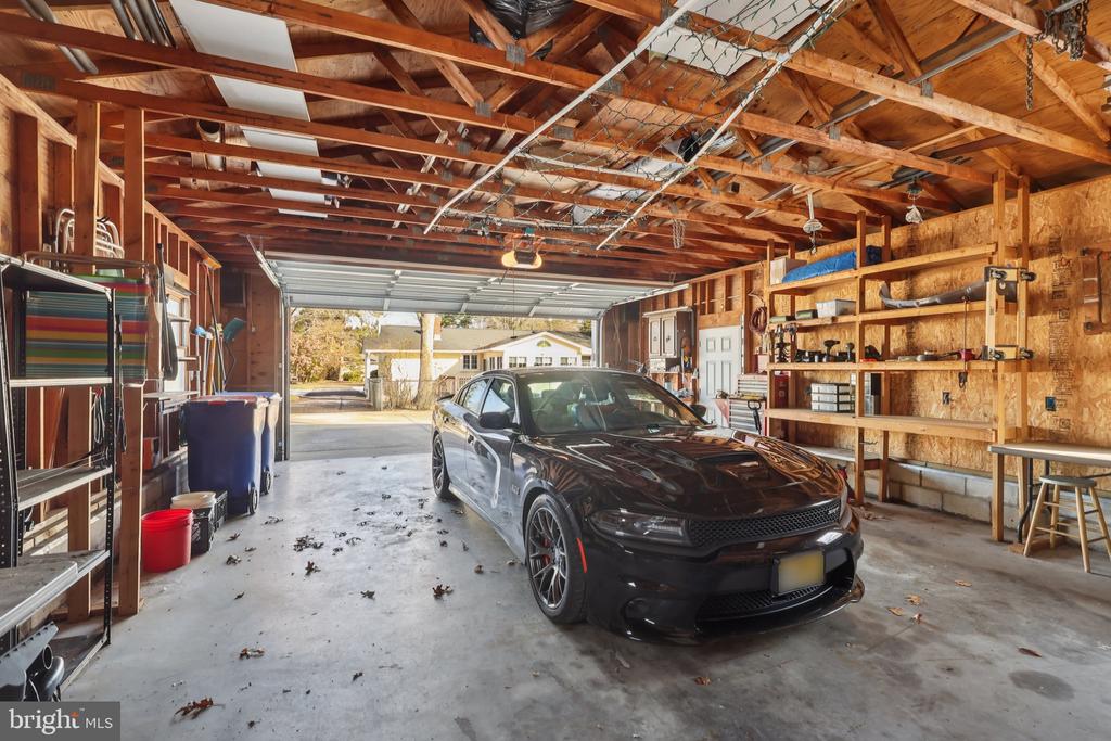 2431 MISTLETOE LANE