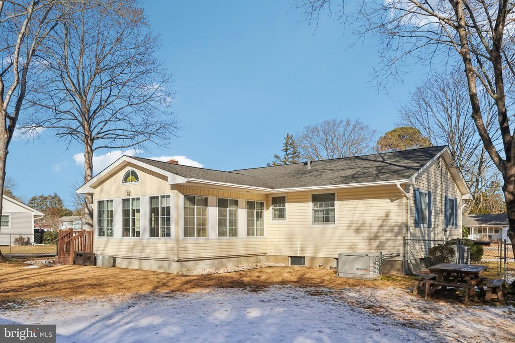 2431 MISTLETOE LANE