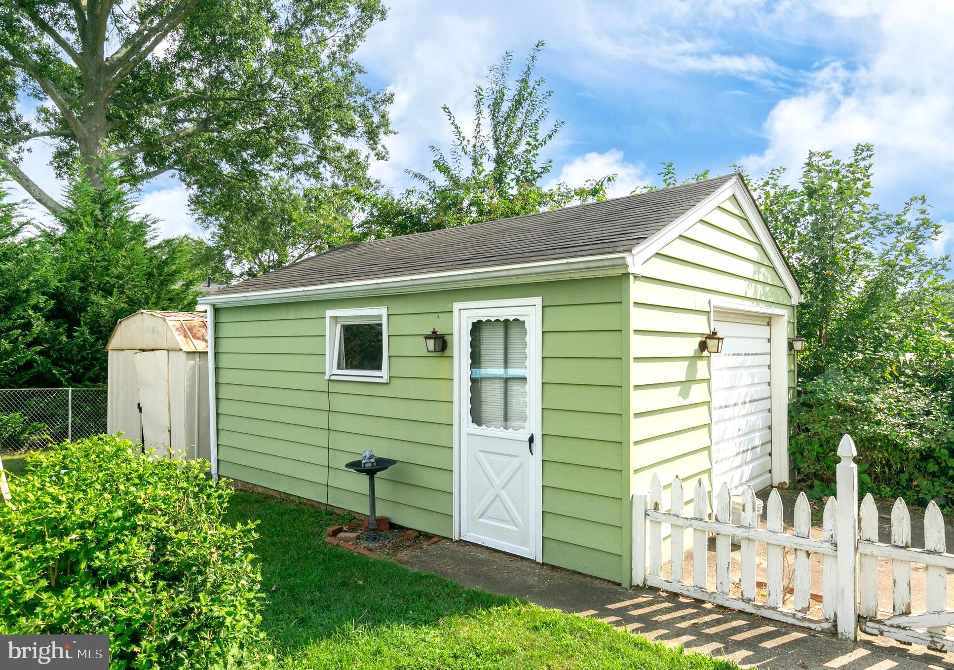 16 Whitman Ave