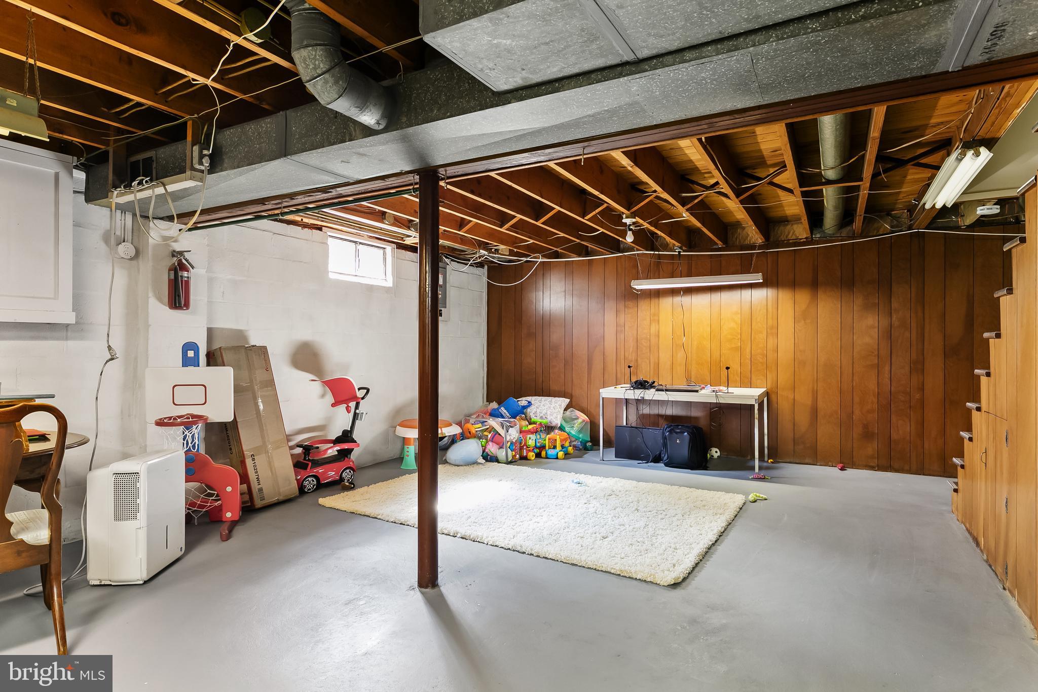16 Whitman Ave