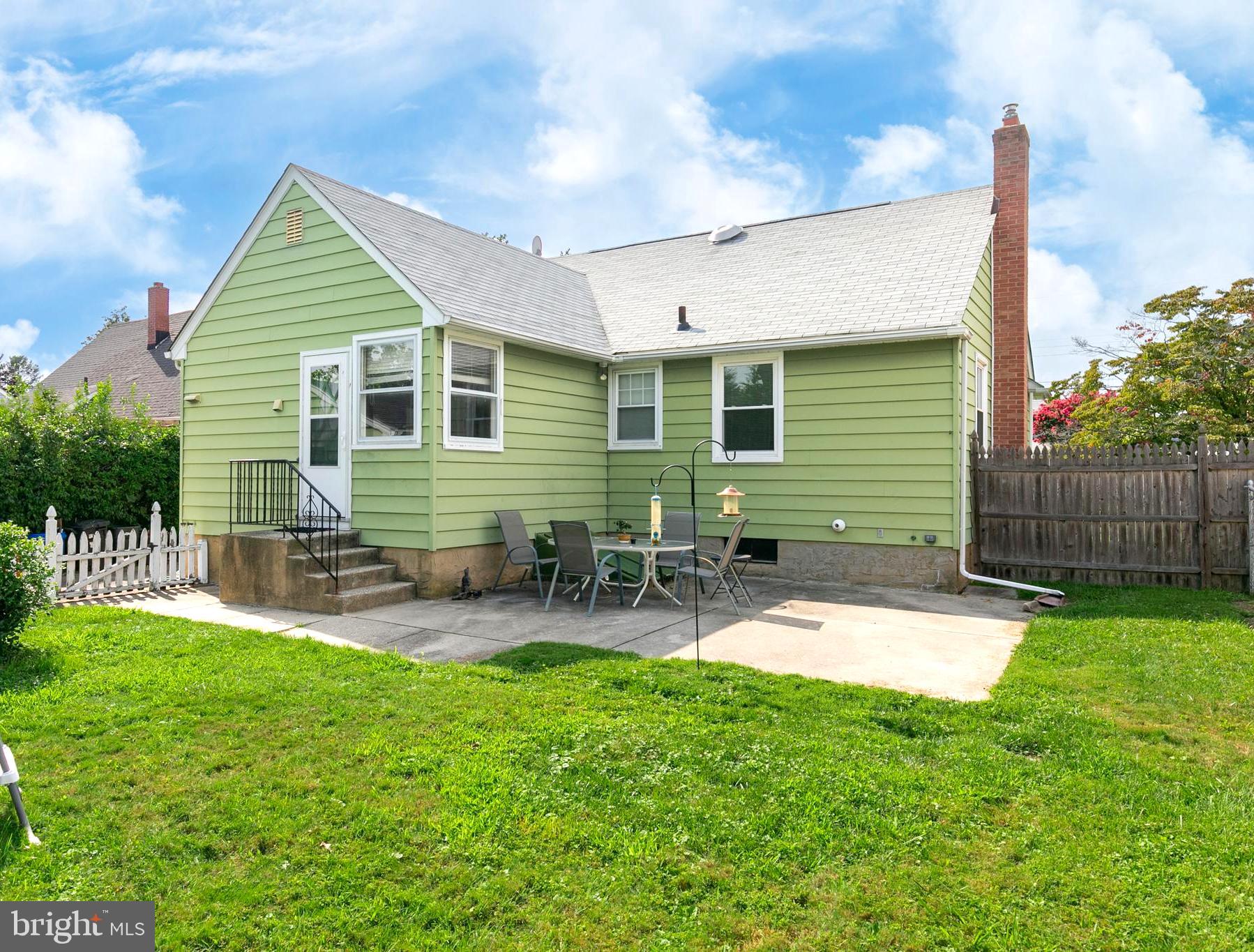 16 Whitman Ave