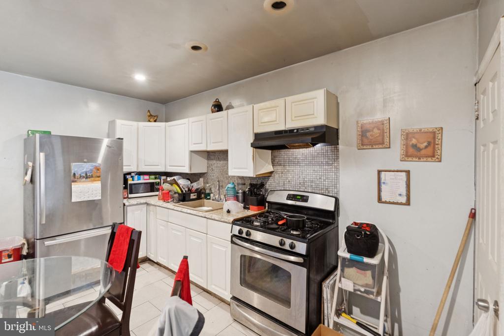 1143 WHITMAN AVENUE