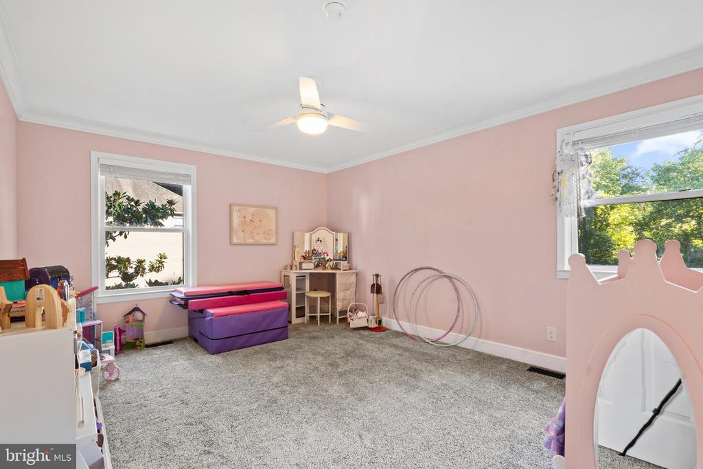 915 GRAY FOX CIRCLE