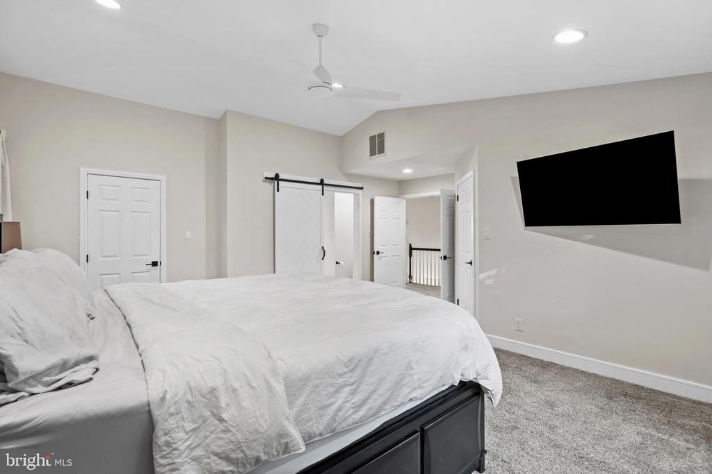 915 GRAY FOX CIRCLE
