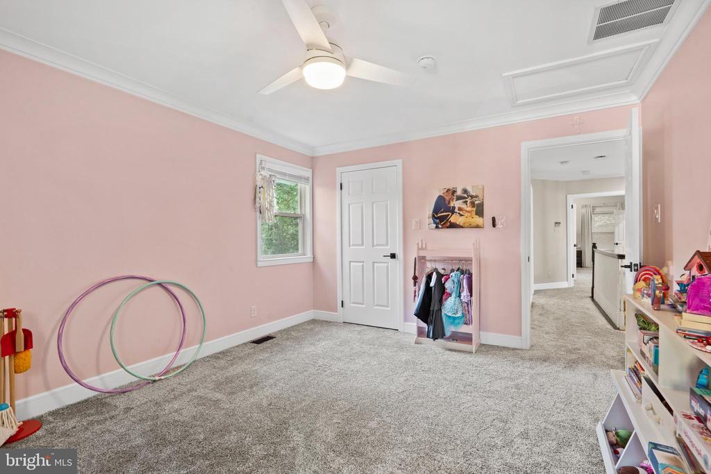 915 GRAY FOX CIRCLE