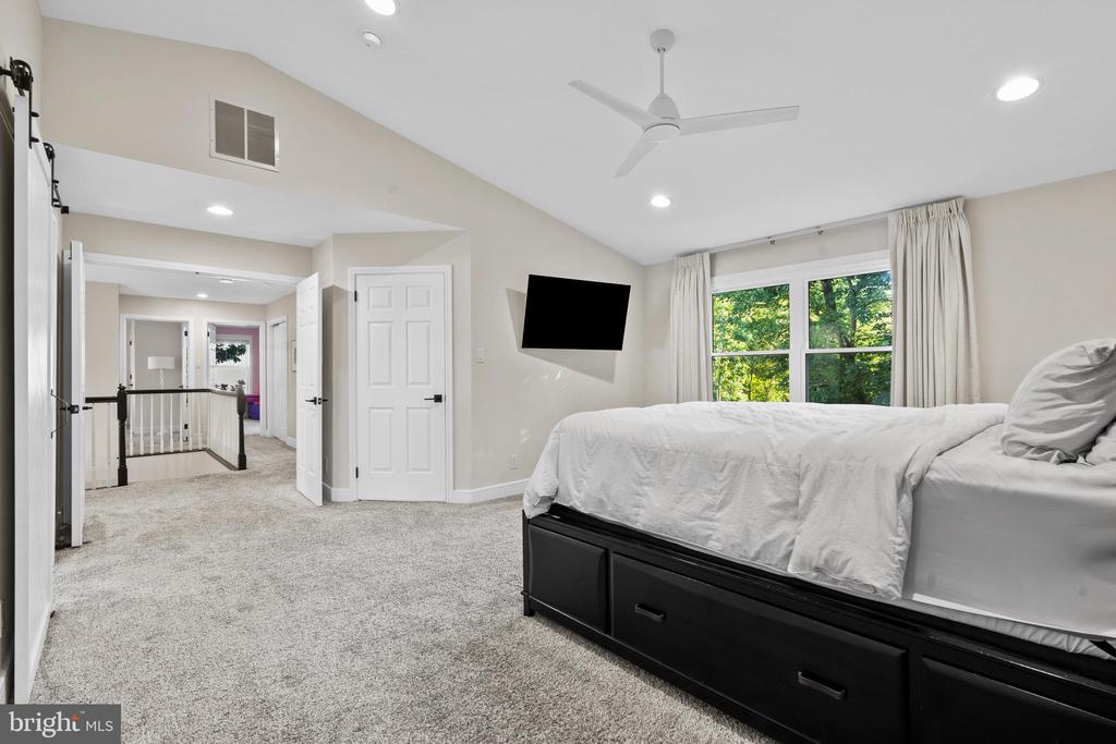 915 GRAY FOX CIRCLE