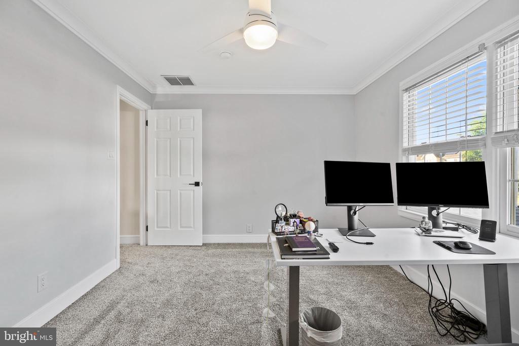 915 GRAY FOX CIRCLE