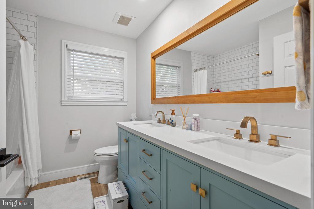 915 GRAY FOX CIRCLE
