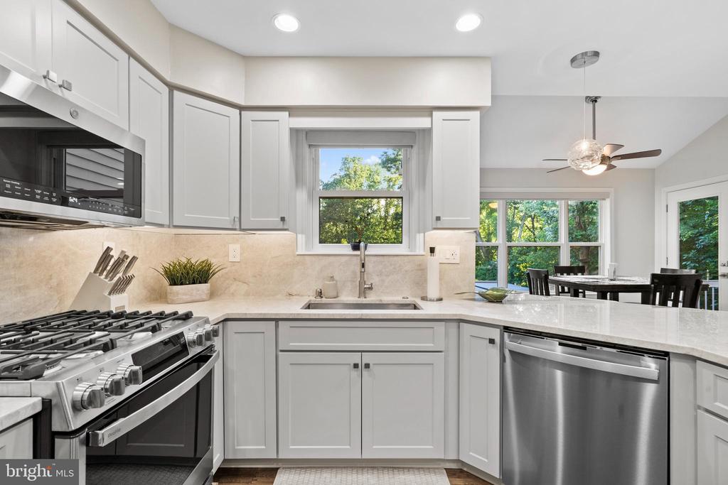 915 GRAY FOX CIRCLE