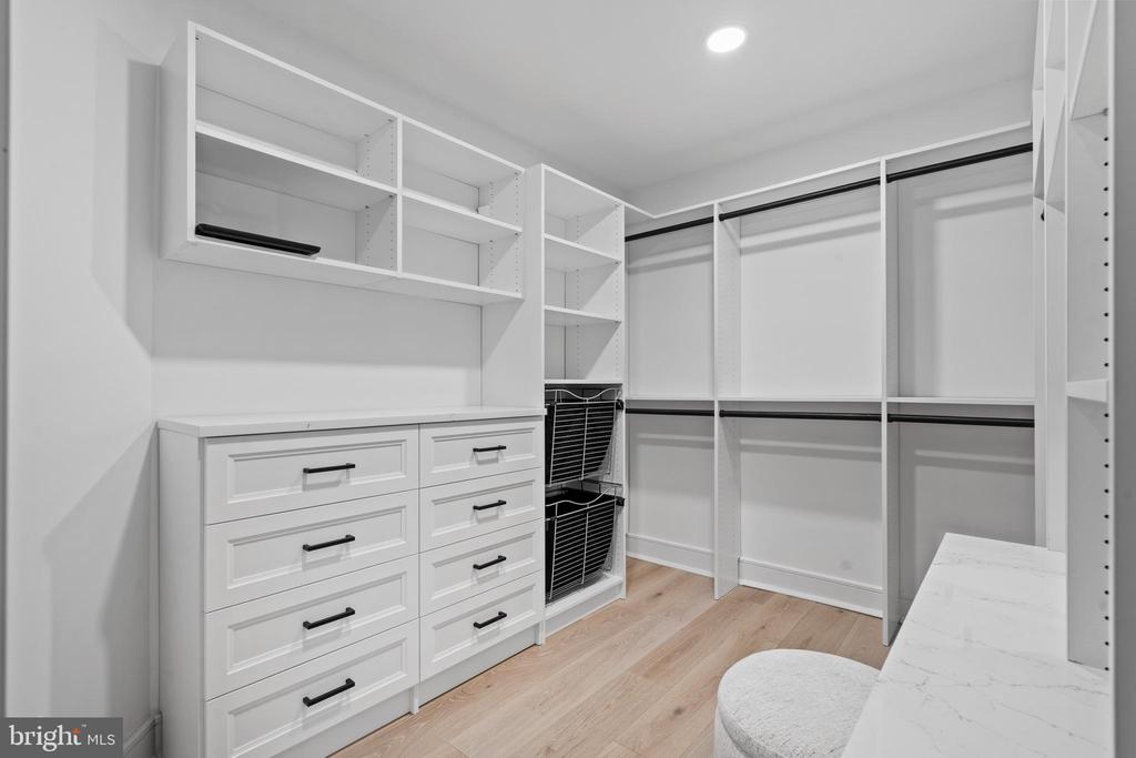 915 GRAY FOX CIRCLE