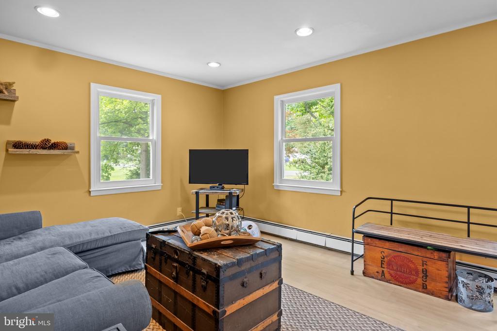 213 W Ferry Rd