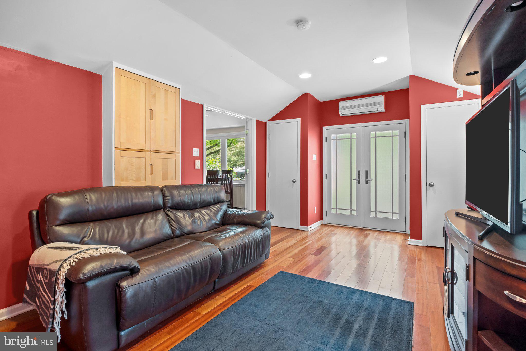 213 W Ferry Rd