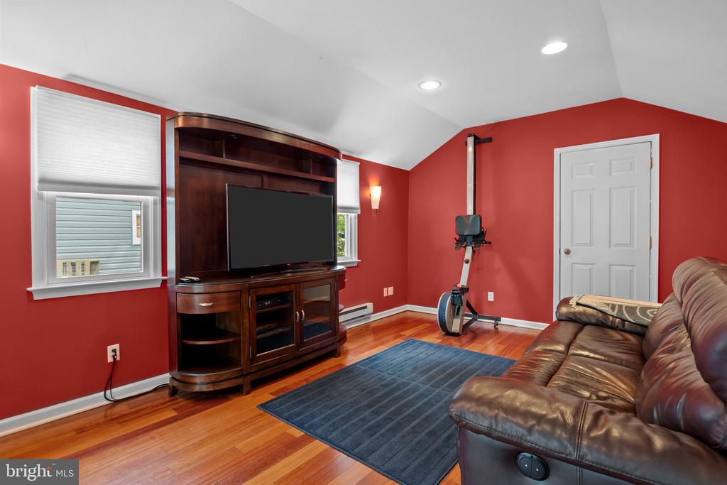 213 W Ferry Rd