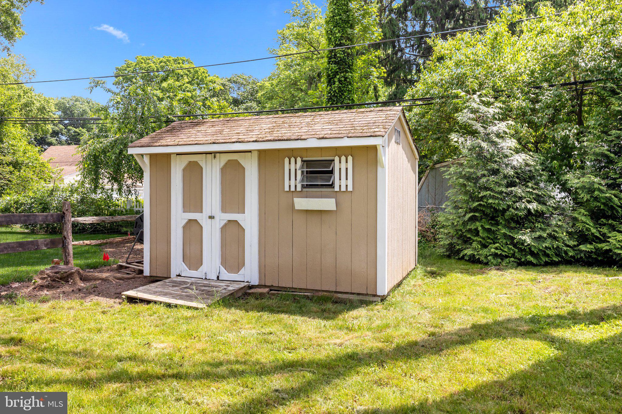 213 W Ferry Rd