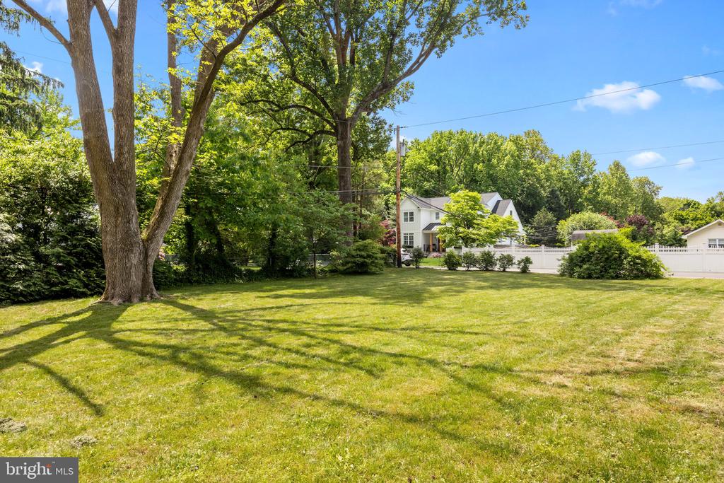 213 W Ferry Rd