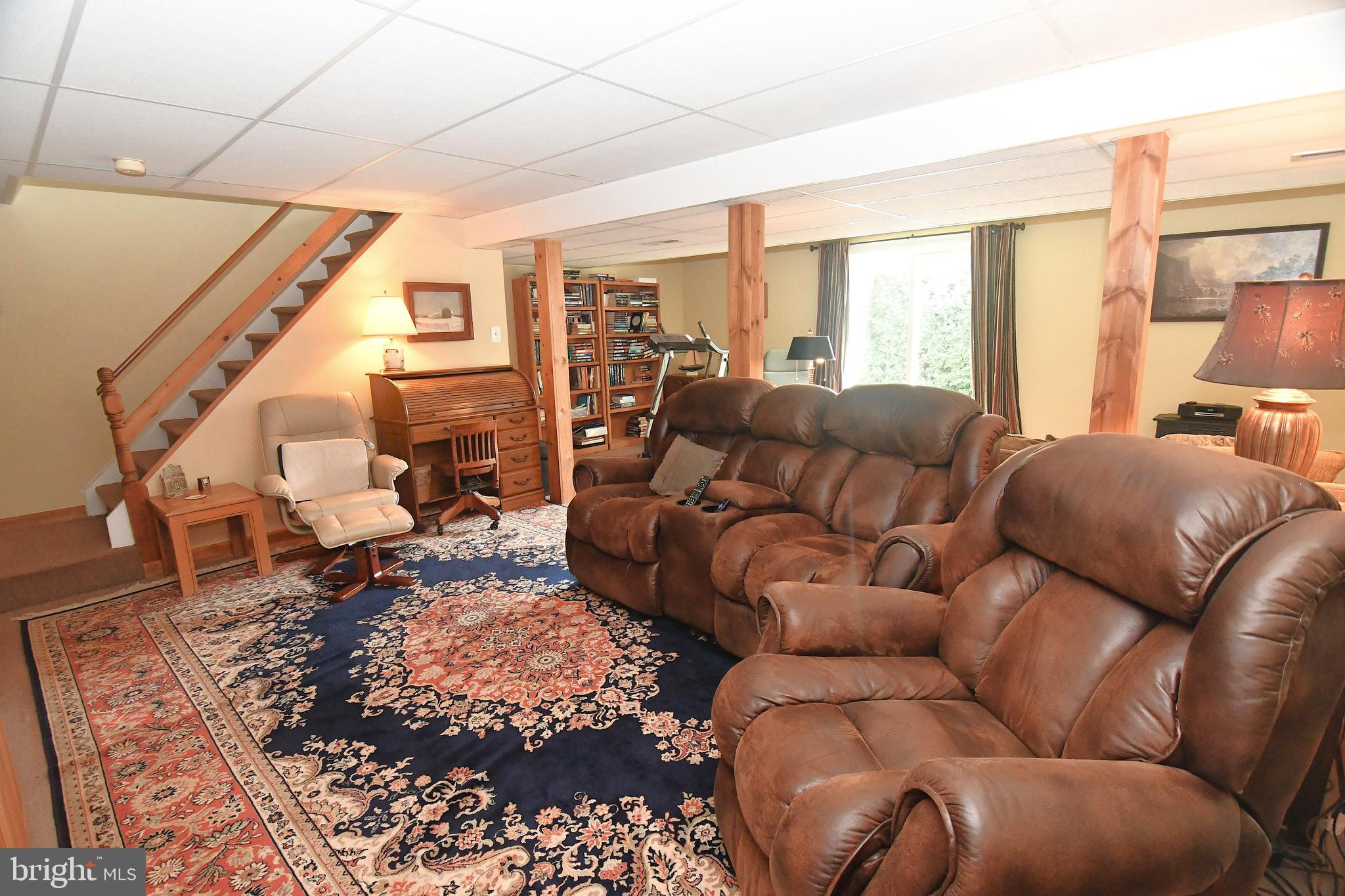 536 Waltham Ln